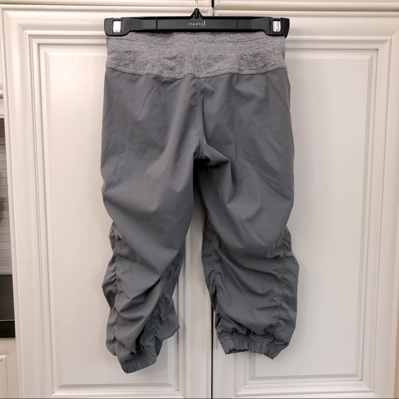 *Small flaw Ivivva by Lululemon Live to Move crop - Picture 6 of 12